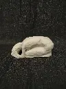 Sculpture en terre cuite blanche représentant une femme recroquevillée sur elle-même 