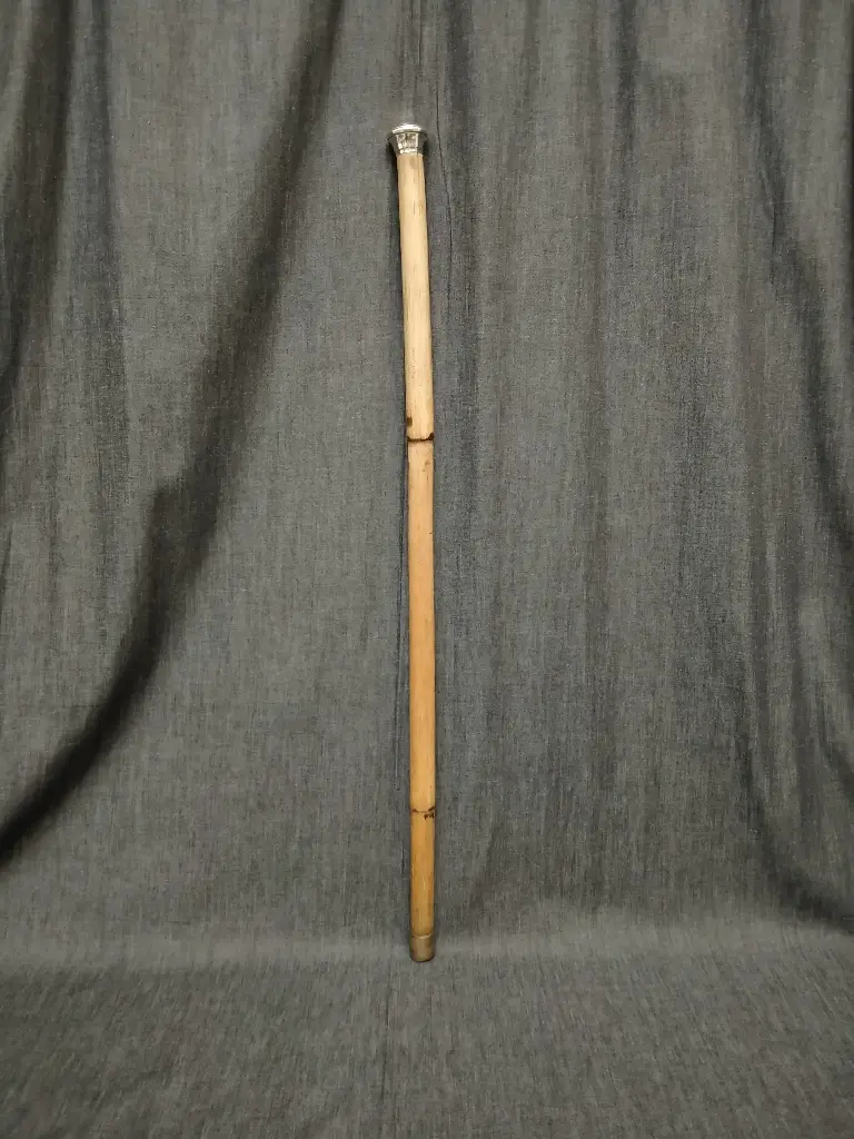 Canne ancienne avec pommeau argent et manche bambou 