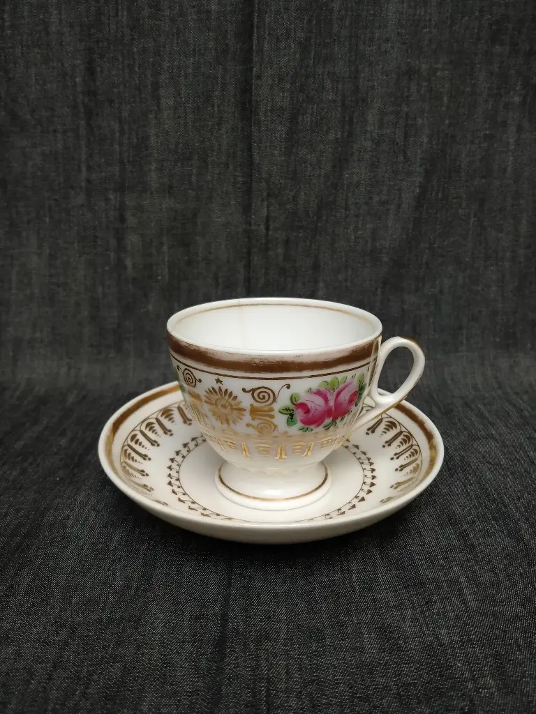Tasse avec sa sous tasse en porcelaine de Paris XIXe siècle décor de roses et or, époque Restauration / Charles X