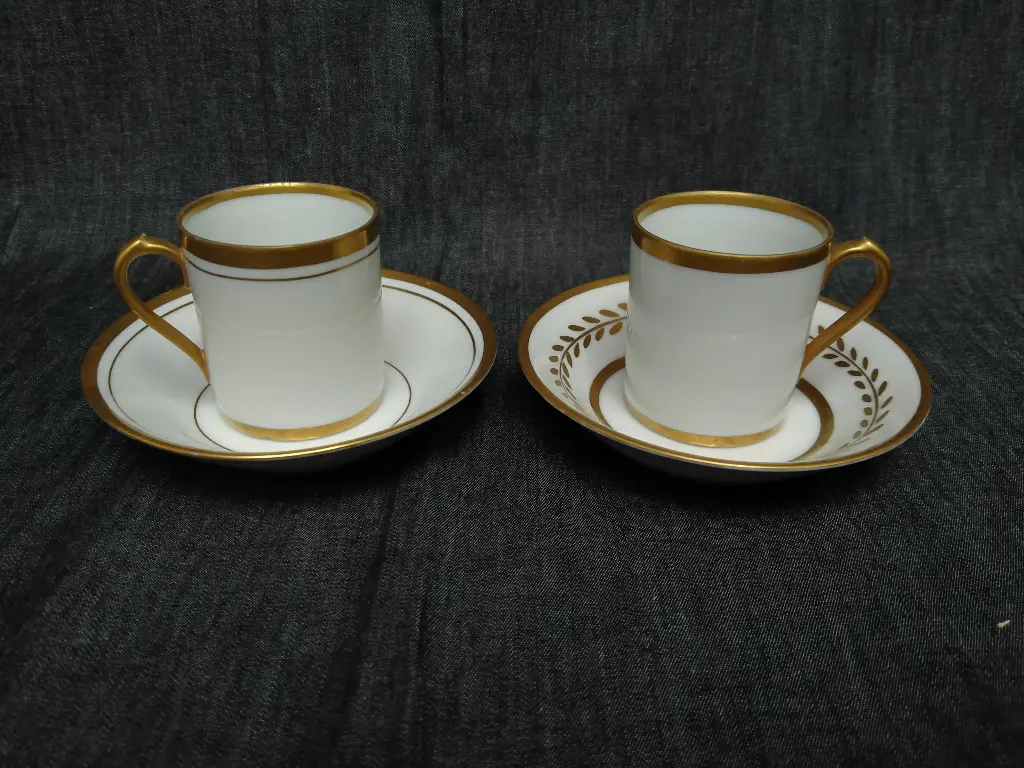 Paire de tasses litrons avec leurs sous tasses en porcelaine de Paris décor or