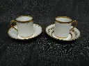 Paire de tasses litrons avec leurs sous tasses en porcelaine de Paris décor or
