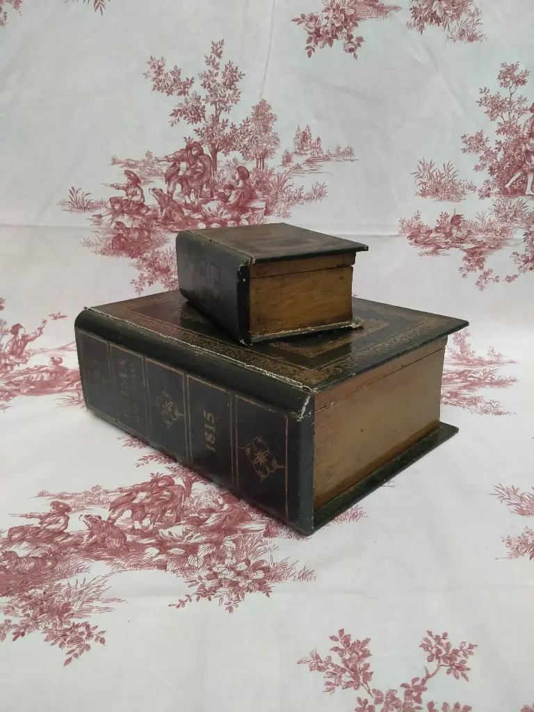 Paire de boites en forme de livre à la couverture du roman Emma de Jane Austen 