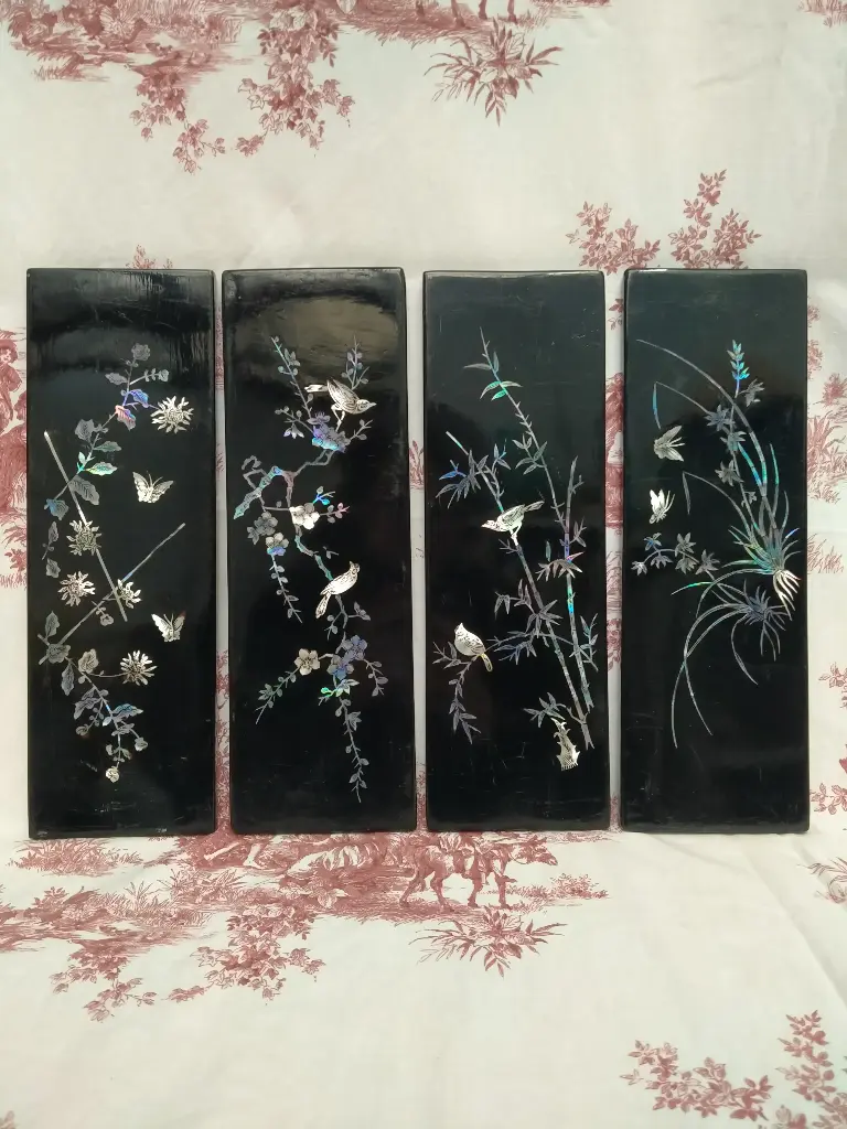 Ensemble de 4 panneaux décoratifs en laque burgauté à décor d'oiseaux, de papillons et de fleurs 
