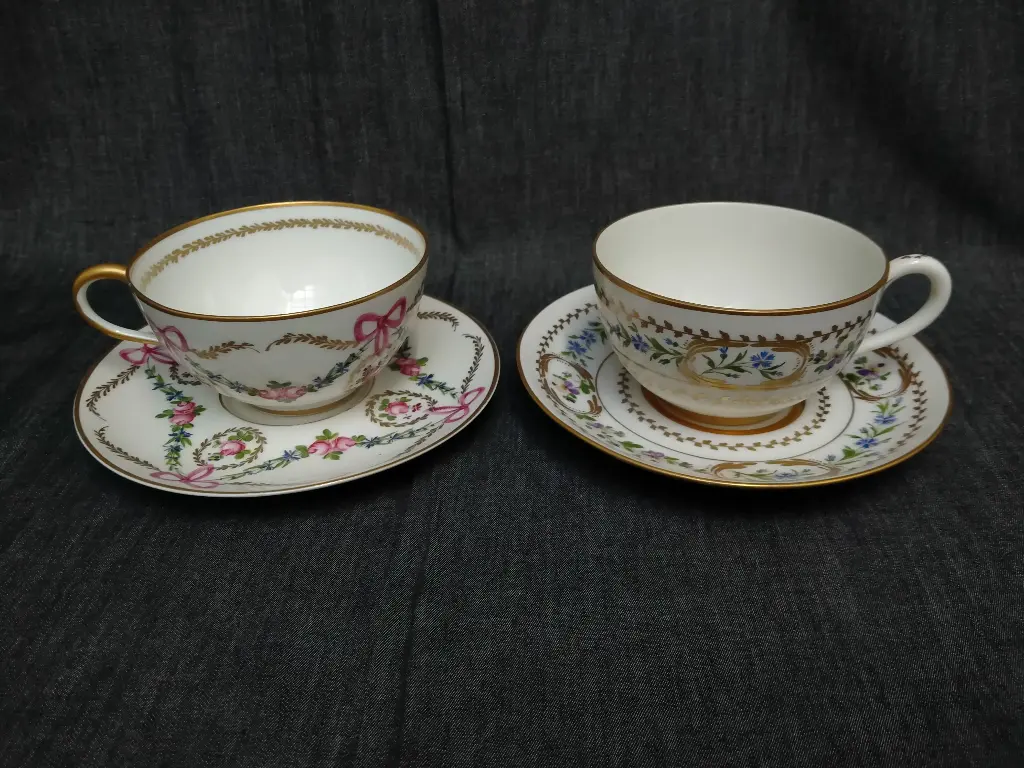Tête à tête paire de tasses avec leurs sous tasses en porcelaine décor main de fleurs et rehaut or 