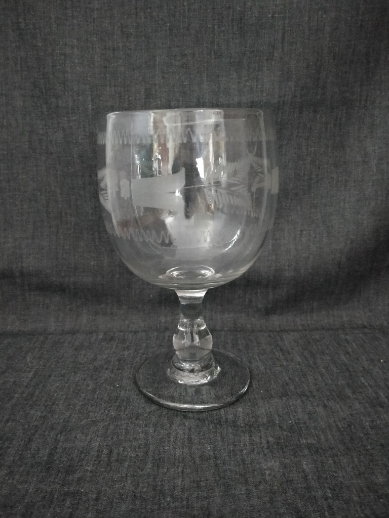 Ancien verre de mariage en verre soufflé à décor fougères