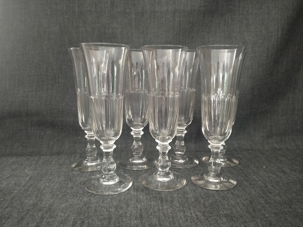 Série de 7 flûtes à champagne en verre taillé à facettes pied simple balustre