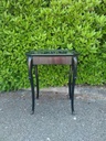 Table en cabaret laquée à trois tiroirs et pieds galbés