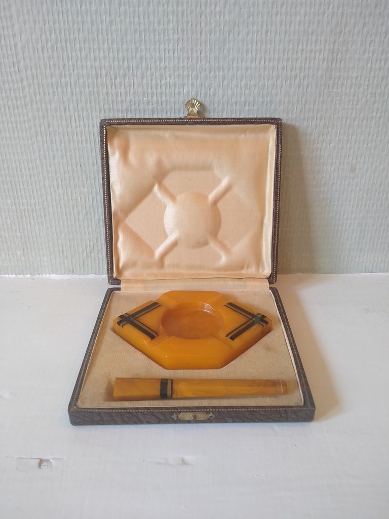Nécessaire de fumeur en bakélite dans son coffret