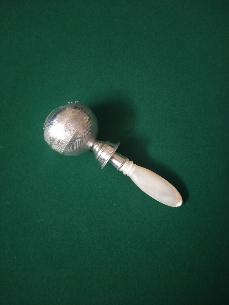 Hochet grelot, argent massif et nacre 