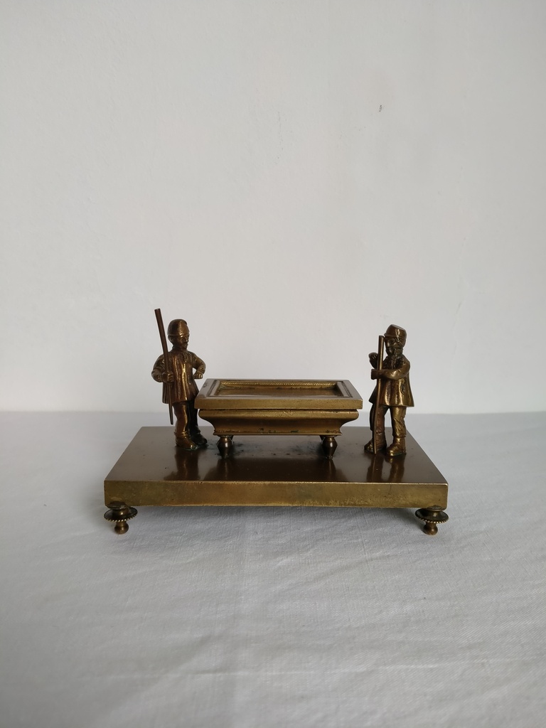 Bronze de bureau, deux paysans normands jouant au billard