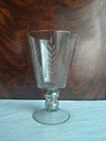 Ancien verre de mariage, décor gravé de feuilles et pied églomisé / mercuré