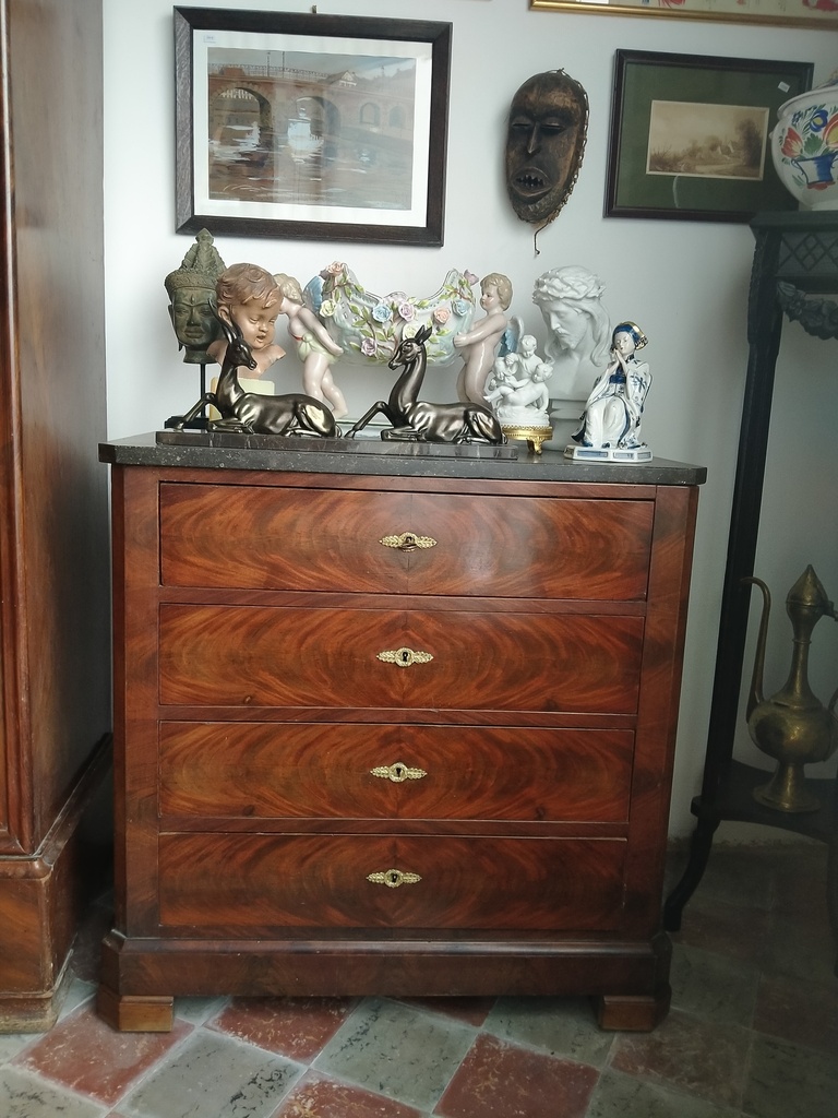 Petite commode de milieu en placage d'acajou flammé, 4 tiroirs, XIXe siècle