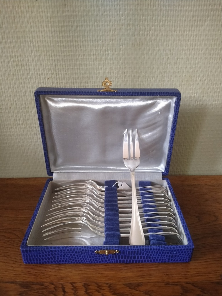 Série de 12 fourchettes à dessert en métal argenté Christofle dans leur coffret