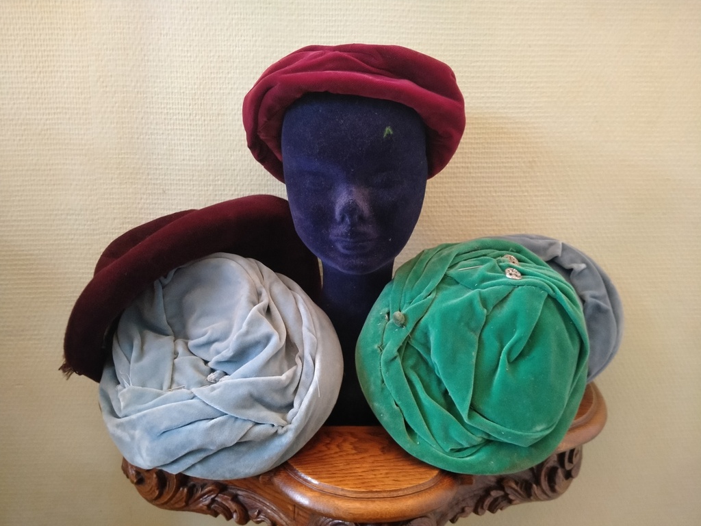 Lot de cinq anciens chapeaux de dame, années 40-50