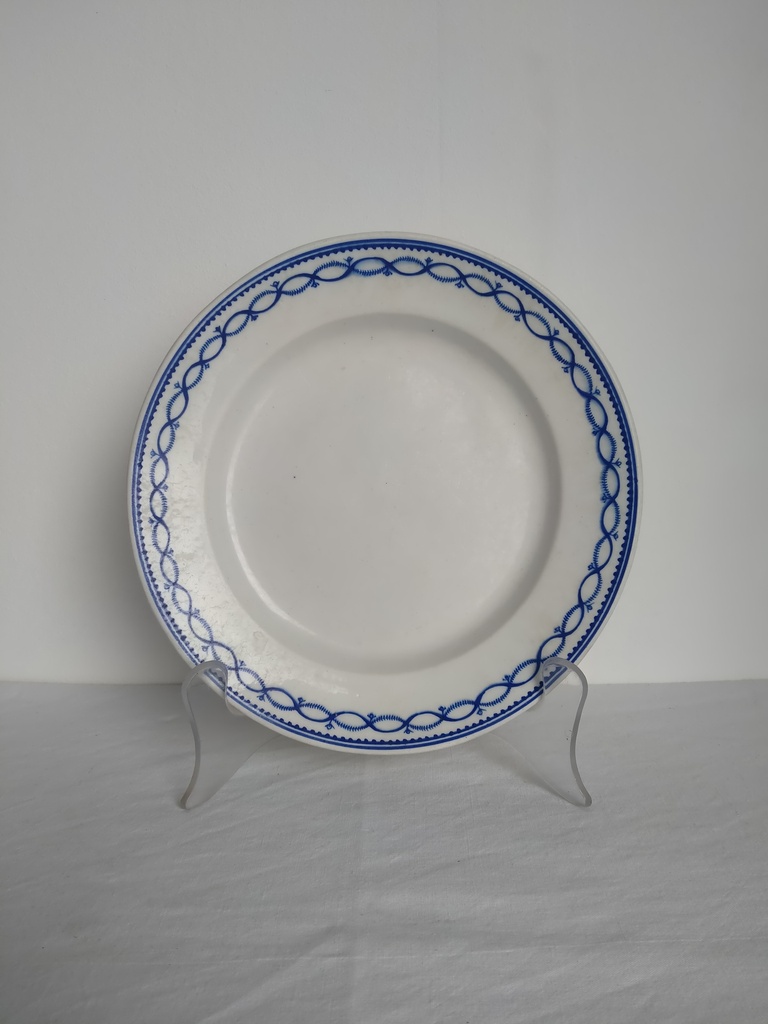 Assiette en porcelaine de Tournai décor à l'anneau