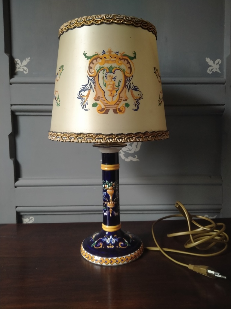 Bougeoir de Gien monté en lampe, décor Renaissance bleu avec abat-jour