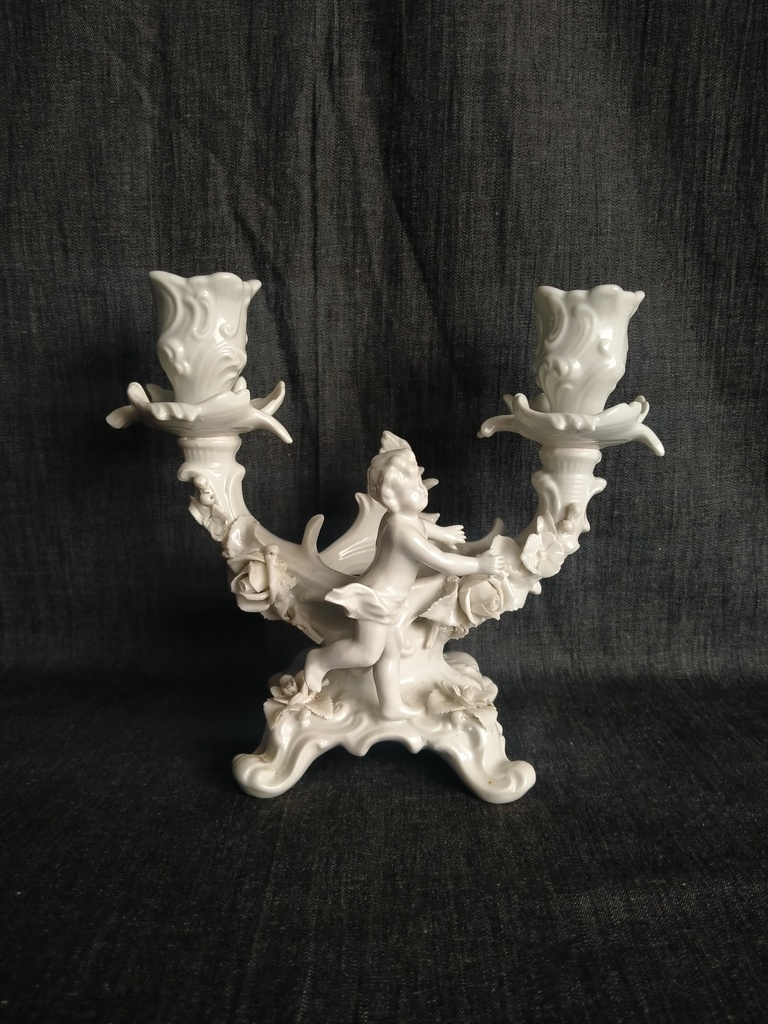 Bougeoir en porcelaine Allemande Sitzendorf Thuringe à décor de putti