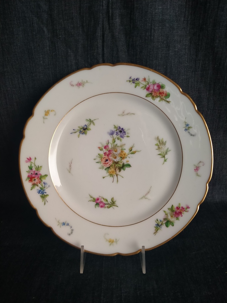 Assiette en porcelaine de Paris de chez Jacquel, décor floral fait main