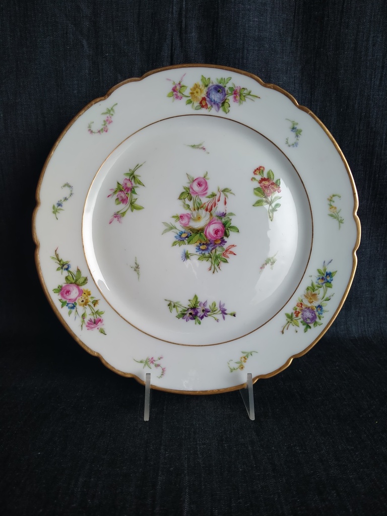 Plat à biscuit en porcelaine de Paris de chez Jacquel, décor floral fait main