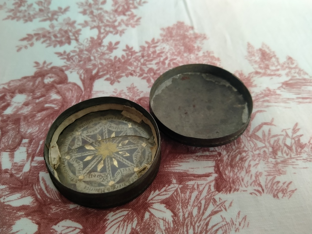 Reliquaire de voyage, quinze saints et saintes et agnus dei