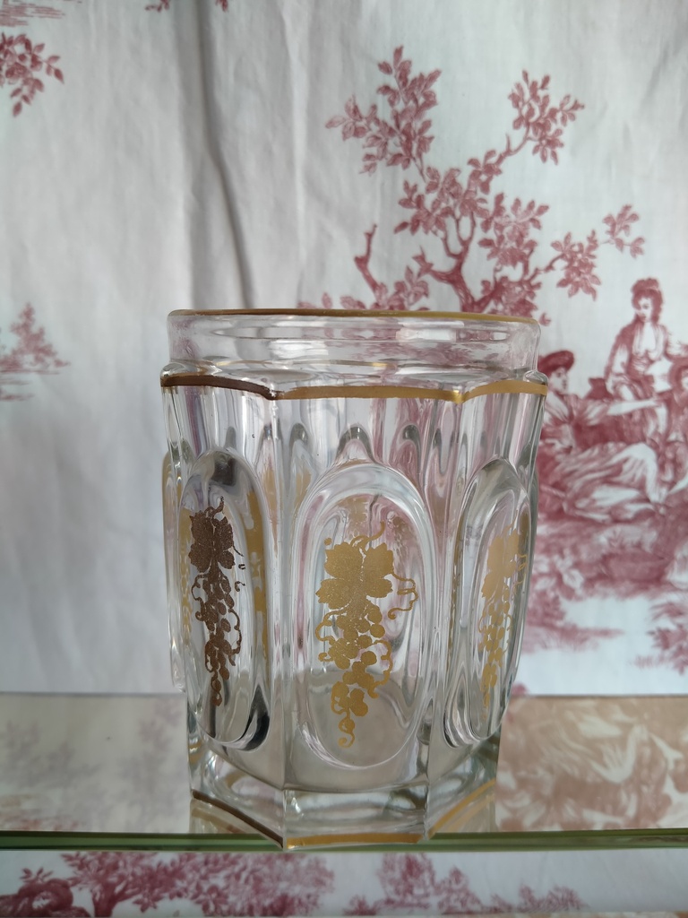 Gobelet Charles X à décor de vignes et raisins et dorure