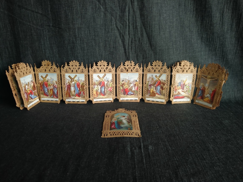 Ancien canivet de voyage représentant le chemin de croix, 14 stations et un canivet de la Vierge 