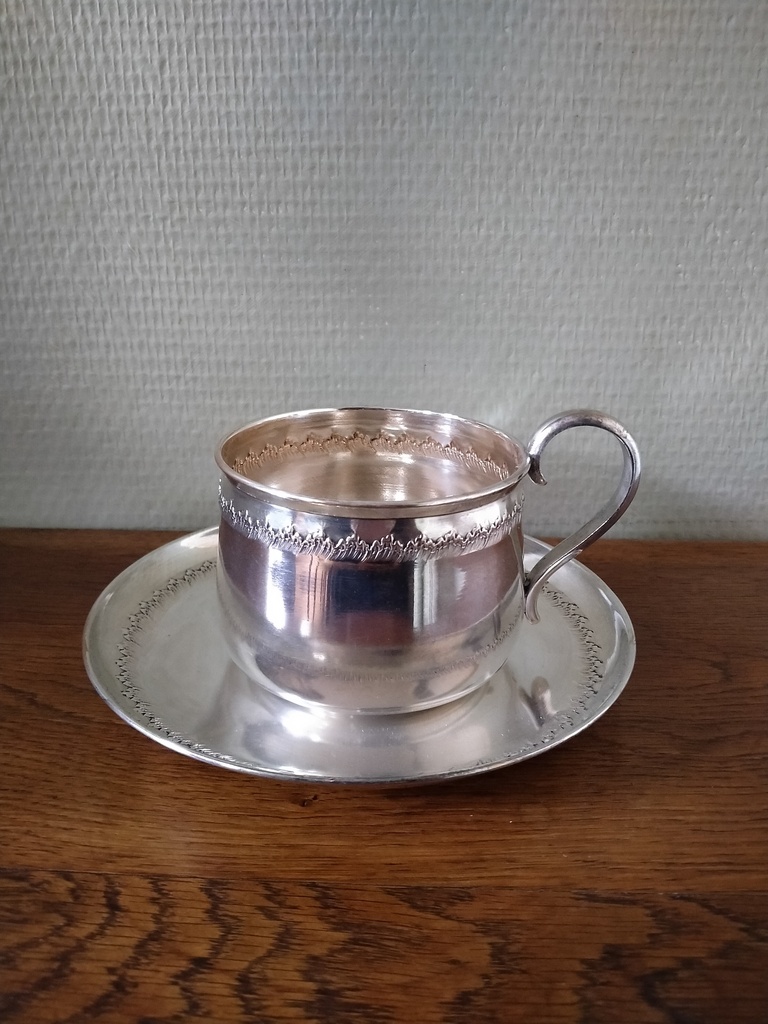 Tasse et sa sous tasse en métal argenté