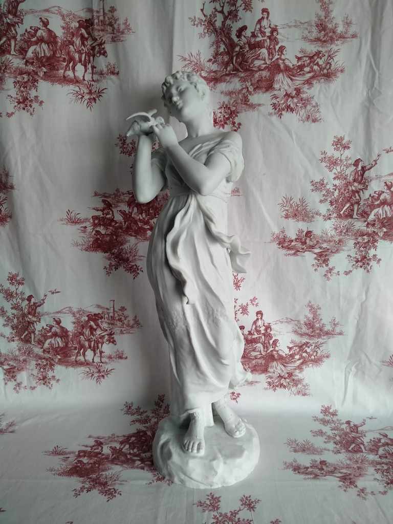 Sculpture en biscuit "La jeune fille à la colombe" signée Ferville