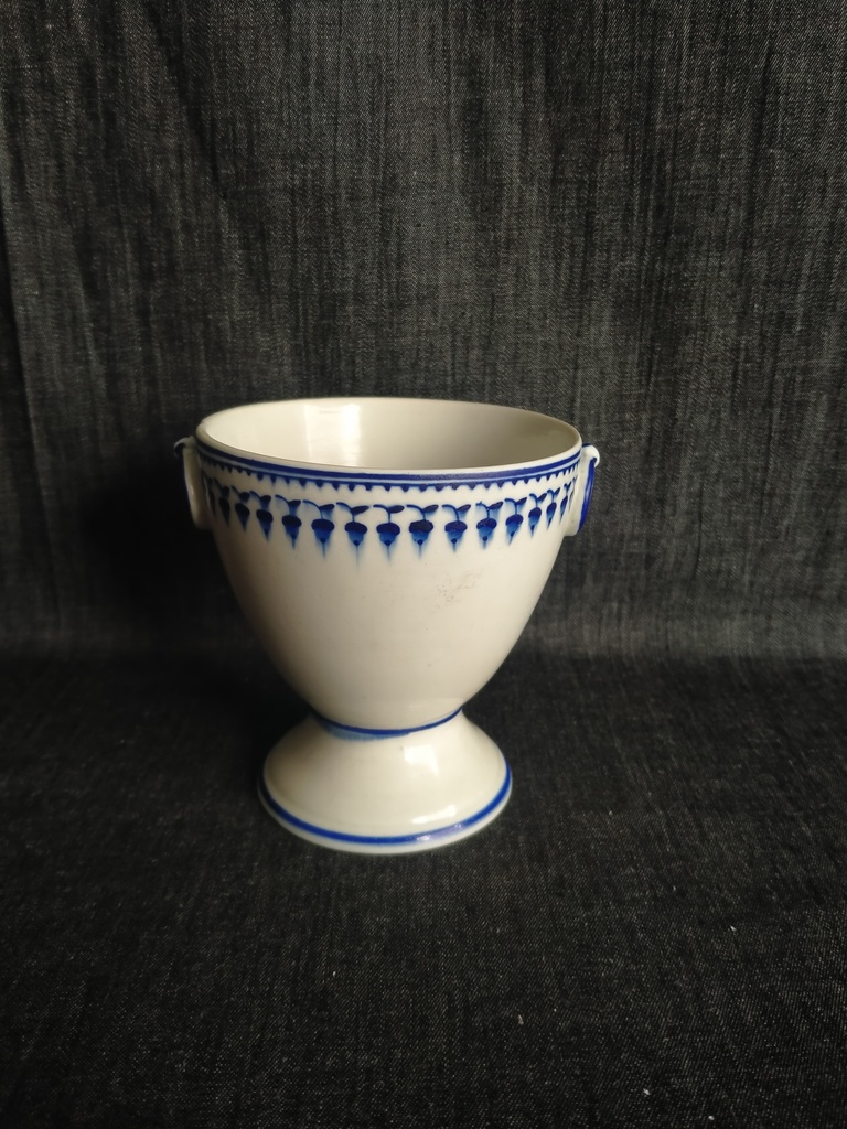 Sucrier en porcelaine de Tournai, décor aux glands