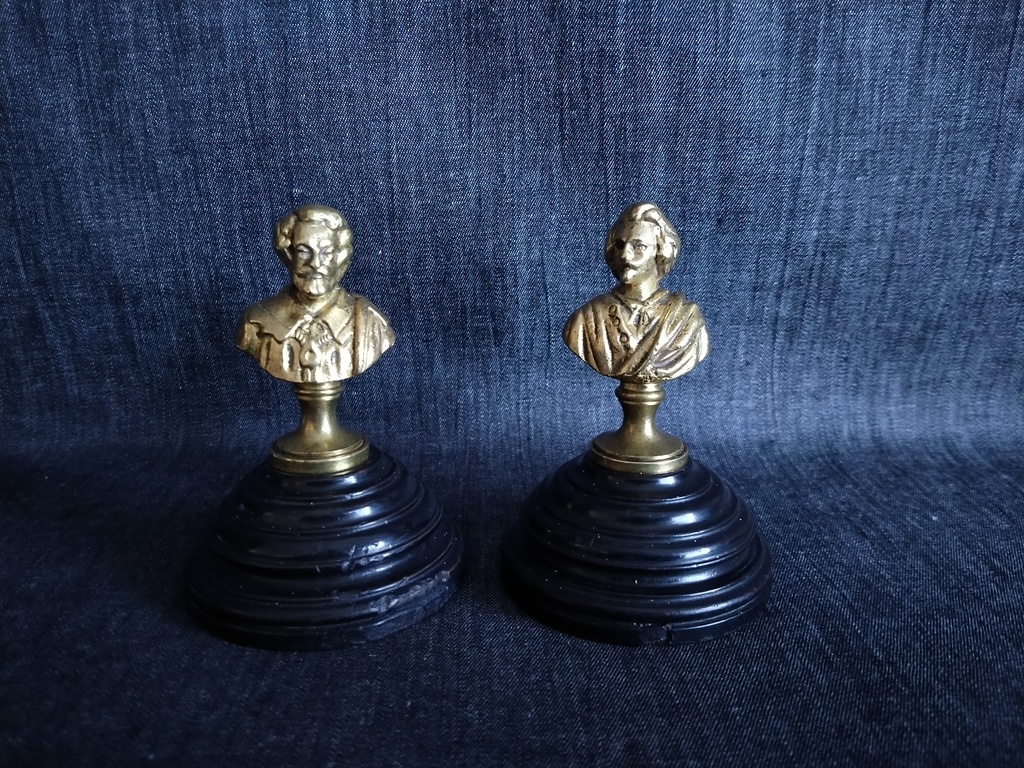 Paire de petits bronzes sur socle en bois noircie représentant Henri IV et Richelieu