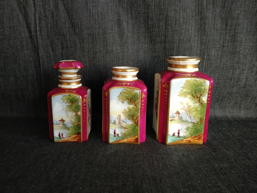 Ensemble de trois flacons en porcelaine décor fleurs et paysage toscan