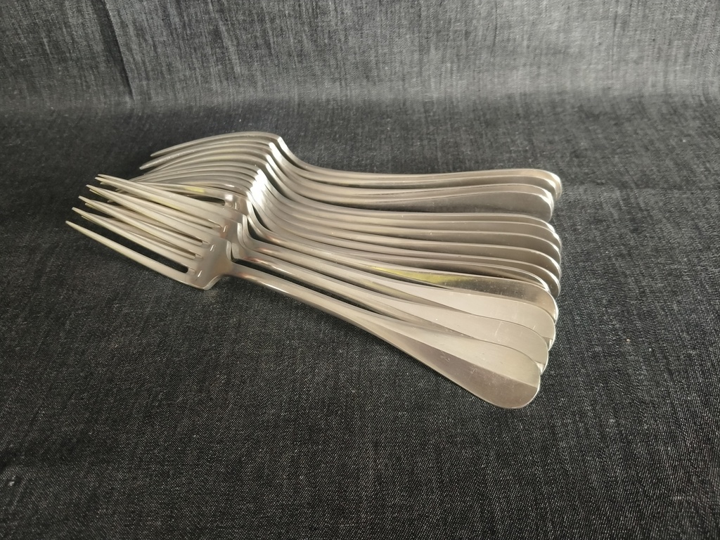 Série de 14 fourchettes à entremets en métal argenté modèle uniplat 