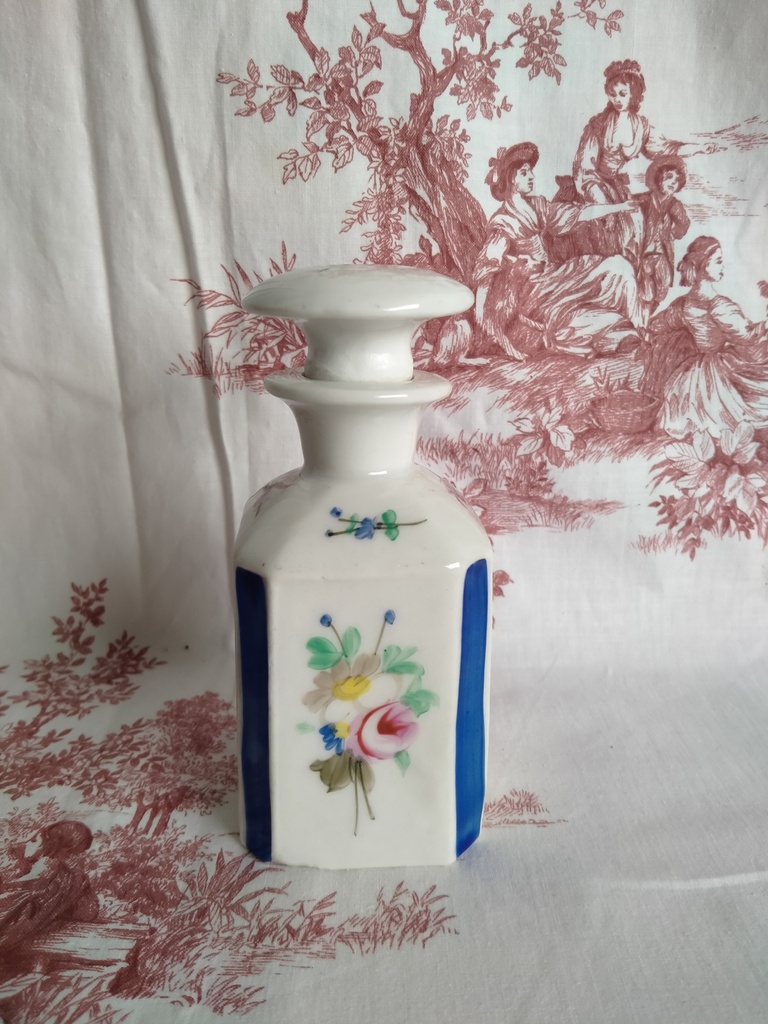 Flacon en porcelaine de Paris décor main de fleur