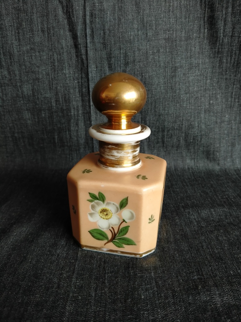 Flacon à parfum en porcelaine de Paris décor main de fleur et or