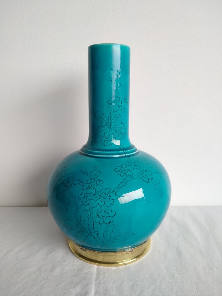 Vase bouteille chinois Tianqiuping glaçure bleu turquoise et décor de fleurs de prunier