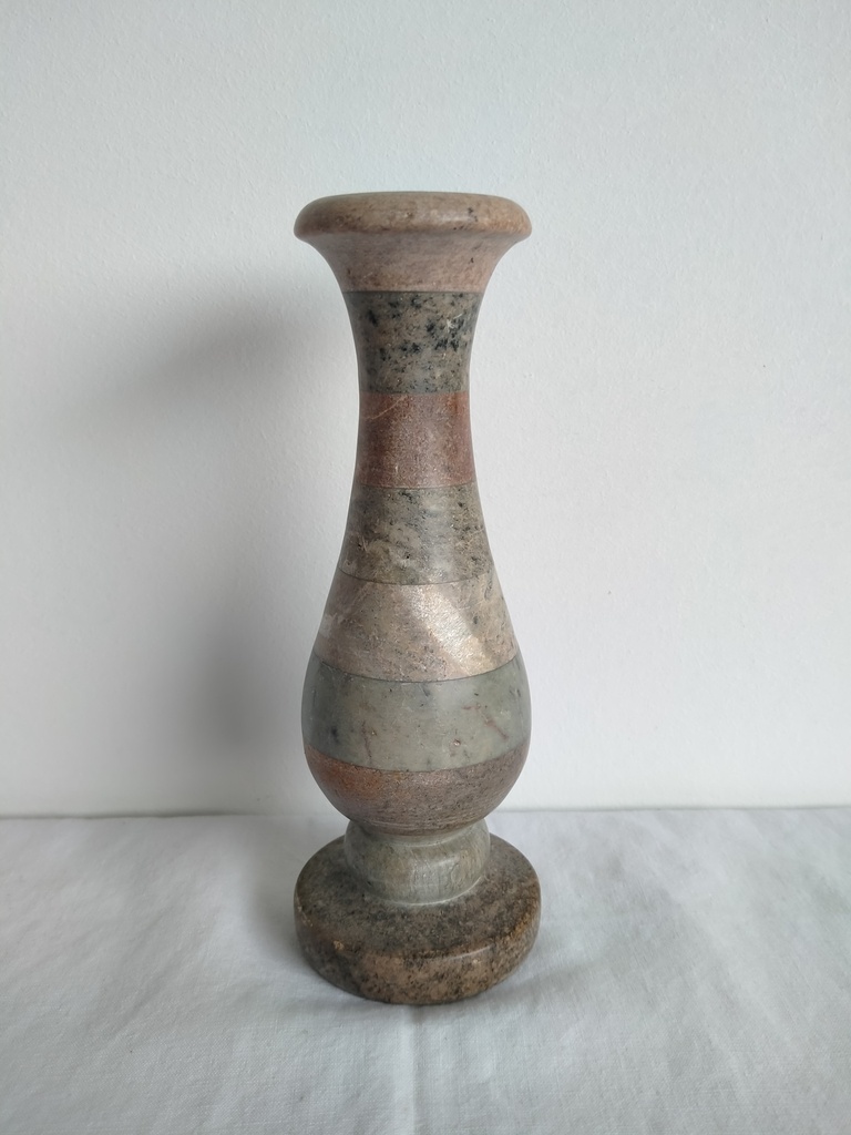 Petit vase en marbre