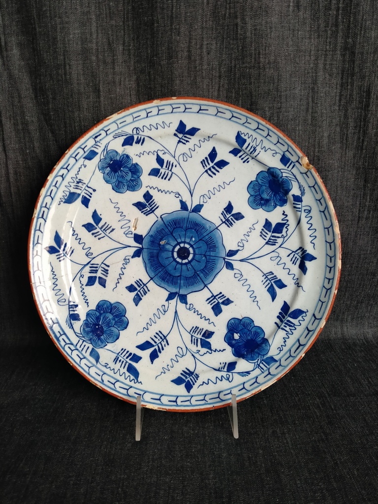 Assiette en faïence fine de Delft XVIIIe siècle décor bleu de fleurs et bord ocre 