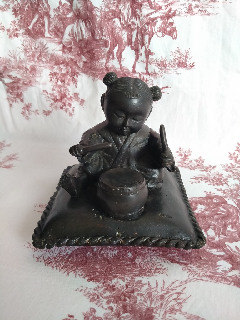 Chine bronze, petite chinoise jouant du tambour assise sur un coussin