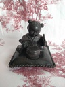 Bronze petite chinoise jouant du tambour assise sur un coussin 