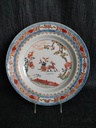 Chine - Assiette en porcelaine au jeune daim tirant un chariot, Kangxi, Yongzheng, début XVIIIe siècle