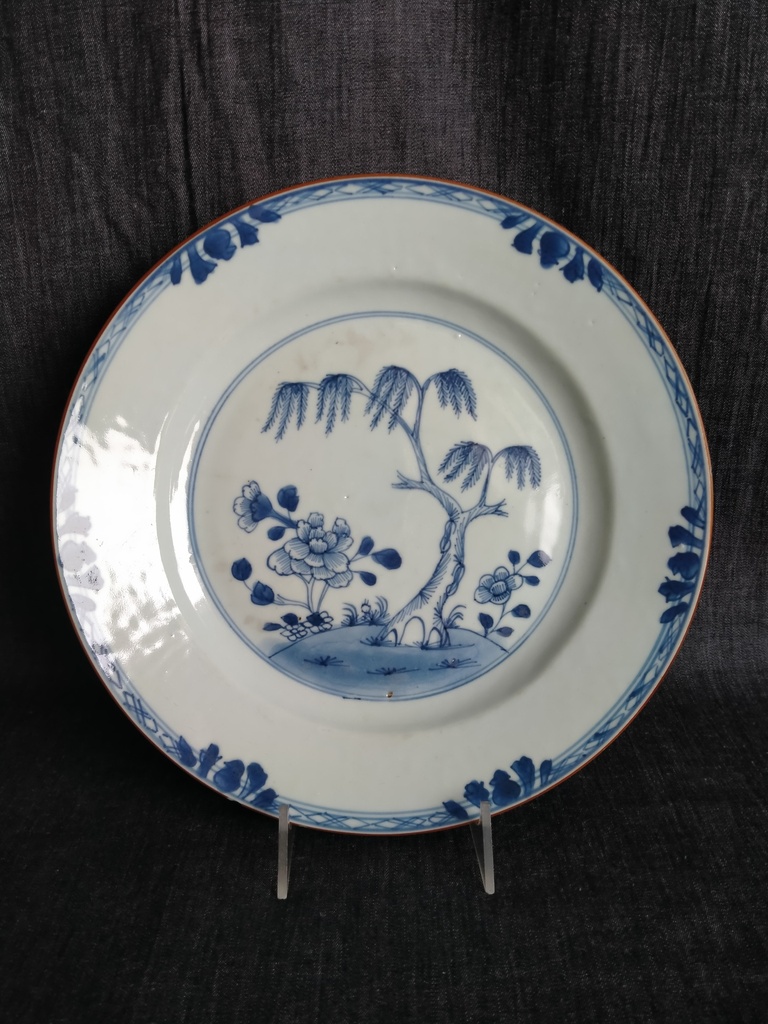 Chine - Assiette en porcelaine blanc bleu arbre, XVIIIe siècle 