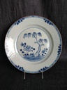 Chine - Assiette en porcelaine blanc bleu arbre, XVIIIe siècle 