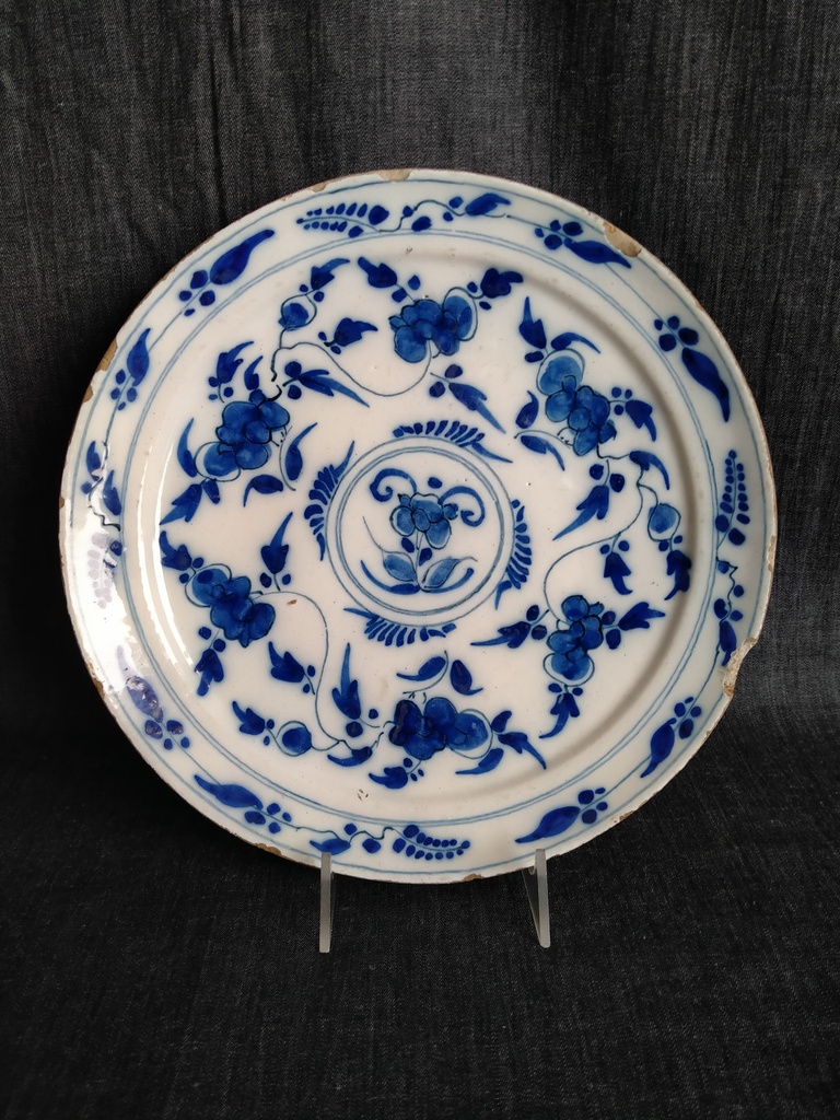 Assiette en faïence fine de Delft XVIIIe siècle décor bleu de fleurs et bord ocre 