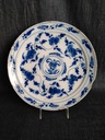 Assiette en faïence fine de Delft XVIIIe siècle décor bleu de fleurs et bord ocre 