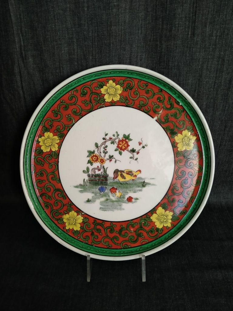 Plat en porcelaine de Chantilly décor Kakiemon XVIIIe siècle