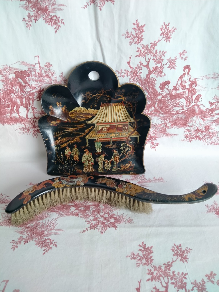 Ramasse miette et sa balayette carton bouilli Napoléon III décor de chinoiserie 