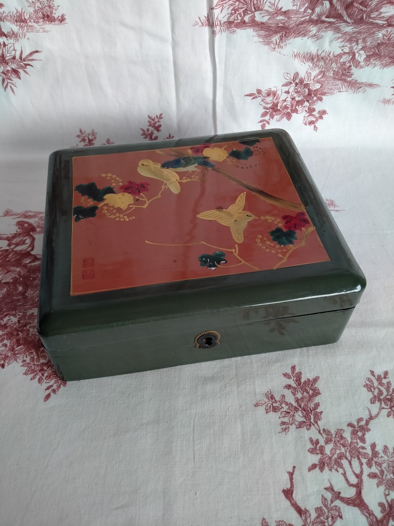 Boite en laque verte japonaise décor d'oiseaux