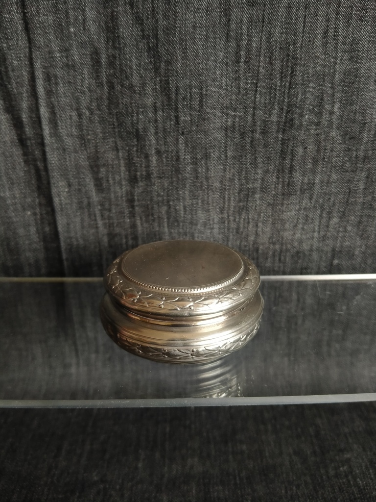 Boite à pilule en métal argenté