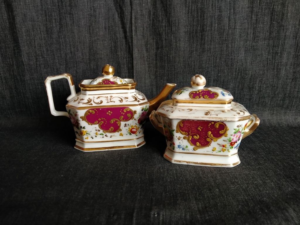 Verseuse égoïste et son sucrier en porcelaine de Paris décor main 