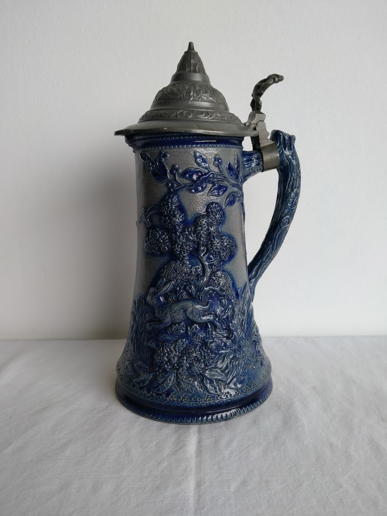 Pichet en grès Westerwald avec son couvercle en étain décor de lapins